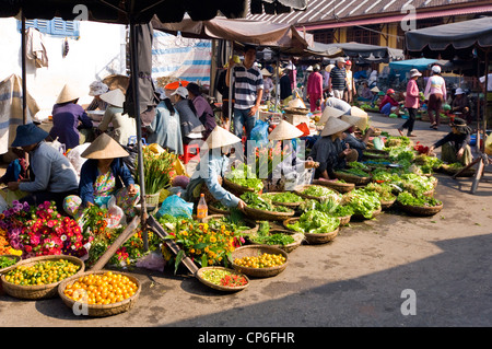 Close up of a horizontal fleur traditionnelle stand au marché tous les jours dans la vieille ville d'Hoi An, Vietnam. Banque D'Images