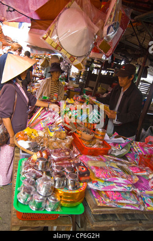 Vue verticale d'un étal vendant des cadeaux et de l'artisanat traditionnel vietnamien à le marché journalier à Hoi An, ville ancienne, au Vietnam. Banque D'Images