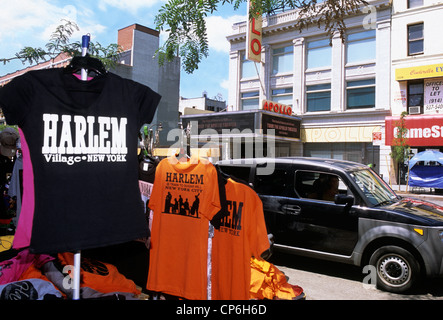 Harlem, New York City, New York Apollo Theatre. Vendeur de rue vendant des tee-shirts. Adam Clayton Powell Boulevard, monument afro-américain. Banque D'Images