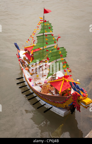 Une réplique modèle réduit bateau chargé de offrandes religieuses à la Déesse de la mer, sur la rivière Thu Bon, Hoi An, Vietnam Banque D'Images