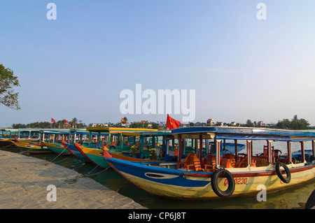 Vue horizontale colorée de bateaux de touristes attendent des passagers le long de la rivière Thu Bồn dans le centre de Hoi An, Vietnam. Banque D'Images