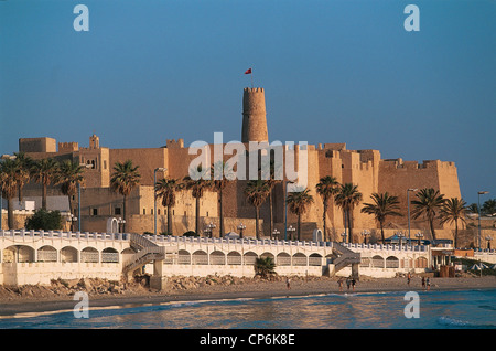 Tunisie - Gouverneur de Monastir - Port El Kantaoui - la plage et l'arrière-plan du Ribat Harthema, VIII siècle. Banque D'Images