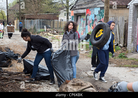 Detroit, Michigan - les lycéens et étudiants bénévoles nettoyer la corbeille dans une ruelle. Banque D'Images