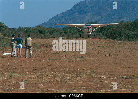 Zambie - Lower Zambezi National Park, un petit avion léger à l'atterrissage Banque D'Images