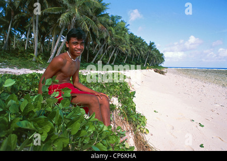 États fédérés de Micronésie - Îles Yap - Atoll Ulithi, garçon sur la plage de Fala Lop Banque D'Images