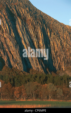 Comté de Nordland - Norvège - Norvège - Île de Alsten - Une touche de la gamme de montagne de SyV Sostre (Les Sept Sœurs) au coucher du soleil Banque D'Images