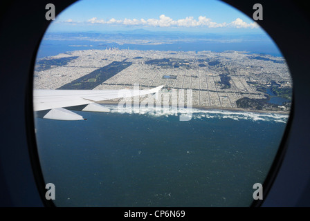 Vue aérienne de San Francisco, CA et de la côte Pacifique autour de l'extérieur du coucher du soleil (au départ de SFO dans un Airbus A380 de Lufthansa) Banque D'Images