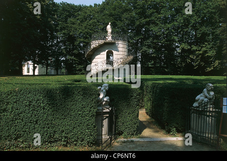 Stra (VE) Veneto Villa Pisani. entrée de labyrinthe de haies de buis (Buxus sempervirens) tour avec escalier à rampe Banque D'Images