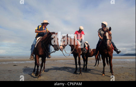 L'équitation sur la plage au sud de l'embouchure de la rivière Daintree, Queensland du nord, Australie. Pas de monsieur ou PR Banque D'Images