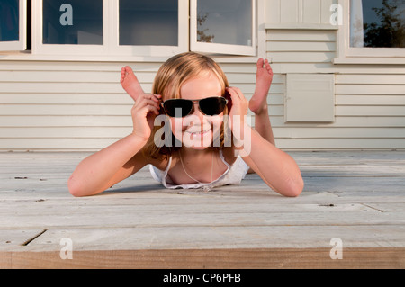 Close up of girl Wearing Red Lunettes de soleil en bois, Nouvelle-Zélande Banque D'Images