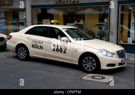 https://l450v.alamy.com/450vfr/cp6ptm/koln-2882-taxi-mercedes-car-cologne-allemagne-europe-eu-cp6ptm.jpg