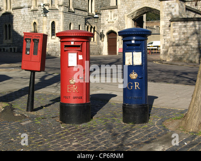 Boîtes aux lettres. Peint en rouge et bleu peint avec la machine de l'émission de timbres. Le bleu était pour la poste aérienne dans les années 30. Banque D'Images