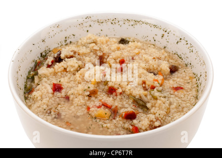 Bol blanc plein de style marocain Couscous re hydraté avec fruits secs et épices Banque D'Images