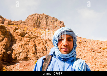 Un guide berbère sur un trek dans la région de Djebel Sirwa de l'Anti Atlas montagnes du Maroc, l'Afrique du Nord. Banque D'Images