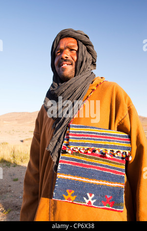 Un arabe berbère guide sur un trek dans l'Anti Atlas, au Maroc. Banque D'Images