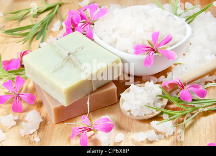 Savon à base de Spa et parfumé avec des fleurs de sel de mer Banque D'Images