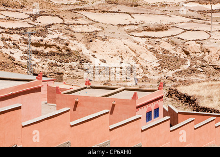 Terrasses sur le terrain au-dessus d'un village berbère dans l'Anti Atlas montagnes du Maroc, l'Afrique du Nord. Banque D'Images