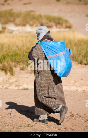 Un Berber dans le Djebel Sirwa Région de l'Anti Atlas montagnes du Maroc, l'Afrique du Nord. Banque D'Images