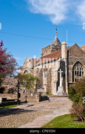 SEIGLE, EAST SUSSEX, Royaume-Uni - 30 AVRIL 2012 : vue extérieure de la jolie église paroissiale de St Mary Banque D'Images