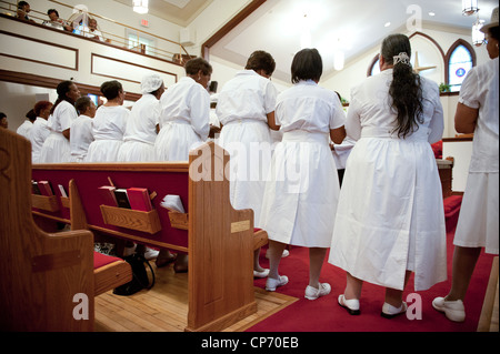 Bande de chant et de prière se sont rassemblés au camp de l'église réunion Banque D'Images