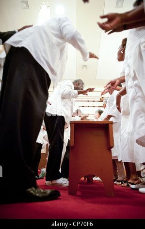 Bande de chant et de prière se sont rassemblés au camp de l'église réunion Banque D'Images