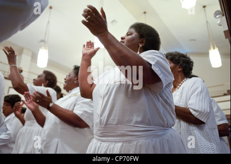 Bande de chant et de prière se sont rassemblés au camp de l'église réunion Banque D'Images