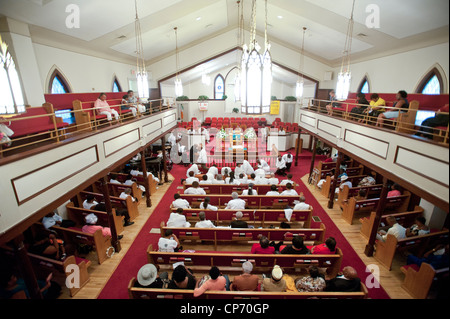 Les gens se réunissaient pour adorer le christianisme Église réunion au camp Banque D'Images