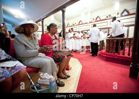 Les gens se réunissaient pour adorer le christianisme dans un camp américain de l'Afrique de l'église réunion Banque D'Images