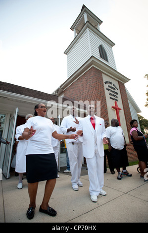 Les gens se réunissaient pour adorer le christianisme dans un camp américain de l'Afrique de l'église réunion Banque D'Images