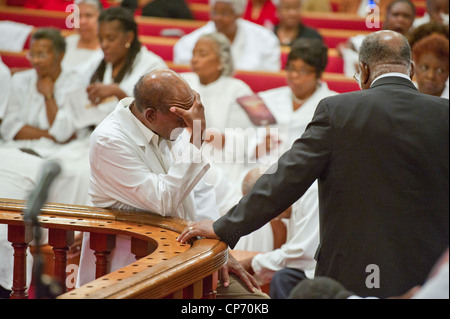 Les gens se réunissaient pour adorer le christianisme dans un camp américain de l'Afrique de l'église réunion Banque D'Images