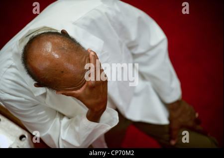 Les gens se réunissaient pour adorer le christianisme dans un camp américain de l'Afrique de l'église réunion Banque D'Images