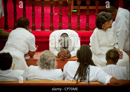 Les gens se réunissaient pour adorer le christianisme dans un camp américain de l'Afrique de l'église réunion Banque D'Images