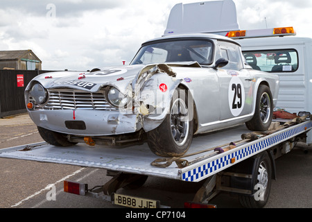 Fortement endommagée 1963 Triumph TR4. Concurrent dans la course de la série des années 60 oscillante de la SCLC de Snetterton, Norfolk, Royaume-Uni. Banque D'Images