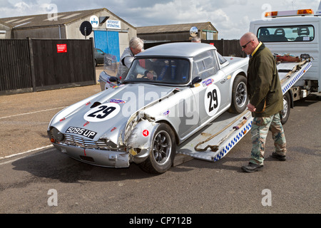 Fortement endommagée 1963 Triumph TR4. Concurrent dans la course de la série des années 60 oscillante de la SCLC de Snetterton, Norfolk, Royaume-Uni. Banque D'Images