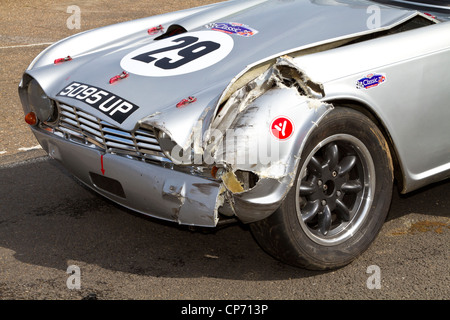 Fortement endommagée 1963 Triumph TR4. Concurrent dans la course de la série des années 60 oscillante de la SCLC de Snetterton, Norfolk, Royaume-Uni. Banque D'Images