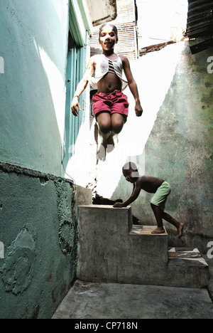 Enfants jouant dans une cour, Santiago de Cuba, Cuba Banque D'Images