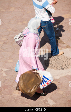 Une femme musulmane dans la place Djemaa el Fna au Maroc, Afrique du Nord, l'un des plus occupés des carrés dans l'Afrique. Banque D'Images