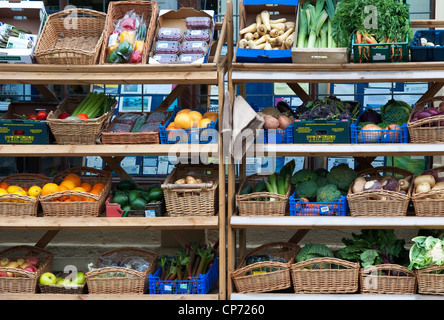 Stand de fruits et légumes à l'extérieur d'un magasin du village en Long Compton, Warwickshire, Angleterre Banque D'Images