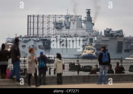 Le HMS Ocean (L12) de la Royal Navy en amont sur les bords de la Tamise à Greenwich en avant d'un important exercice de sécurité en préparation pour les Jeux Olympiques de 2012. Banque D'Images