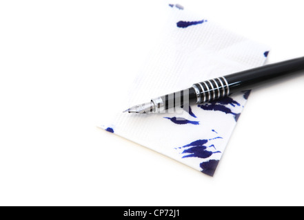 Stylo noir sur blanc avec l'encre violette Banque D'Images