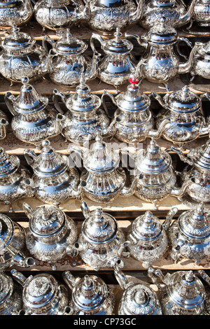 Thé traditionnel marocain des pots dans un souk à Marrakech Banque D'Images