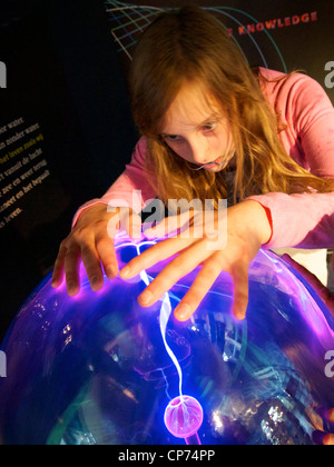 Fille 11 ans fasciné par tesla boule de plasma, Tegelen, Pays-Bas Banque D'Images