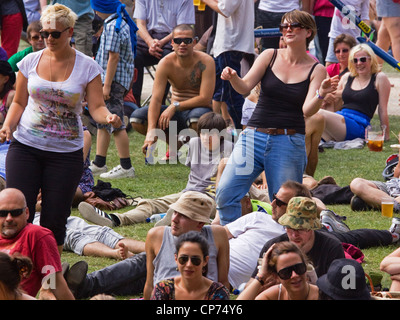 Certains de l'auditoire de danse à la musique d'une bande sur la scène du Queens Square Bristol Harbour Festival UK en 2011 Banque D'Images