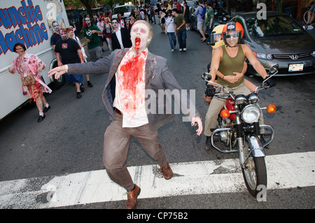 Un zombie au NYC Zombie crawl, 30 mai 2010. New York, NY, USA. Banque D'Images