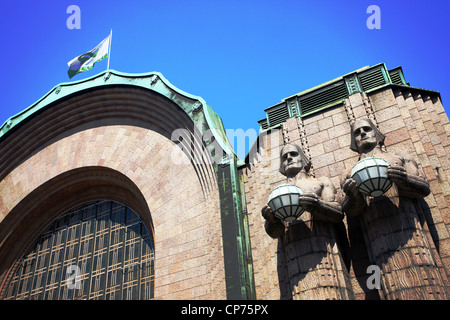 Statues imposantes holding lampes sphérique à l'entrée de la gare d'Helsinki Finlande Banque D'Images