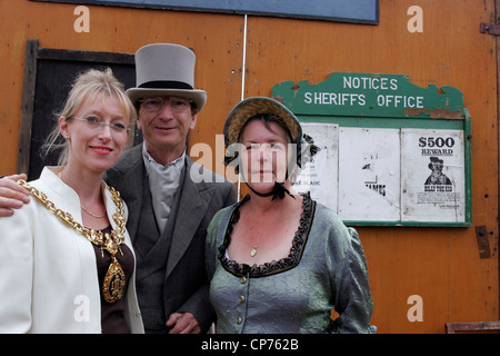 Cathy Bowyer, Maire de Calne, et les participants à l'Arundel Festival de Musique Country dans le Showground, Beversbrook Banque D'Images