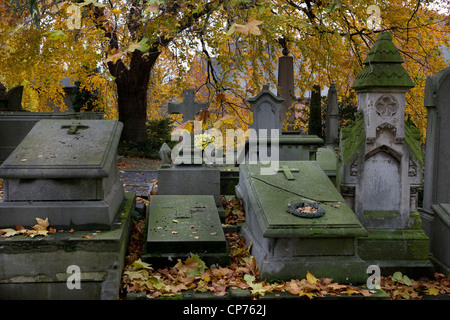 Pierres tombales et des tombes en automne au Campo Santo à Sint-Amandsberg cimetière près de Gand, Belgique Banque D'Images