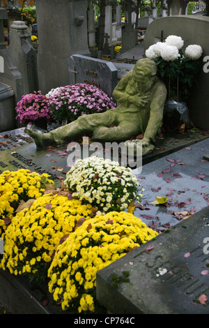 Fleurs sur les tombes au cimetière le Campo Santo à Sint-Amandsberg près de Gand, Belgique Banque D'Images