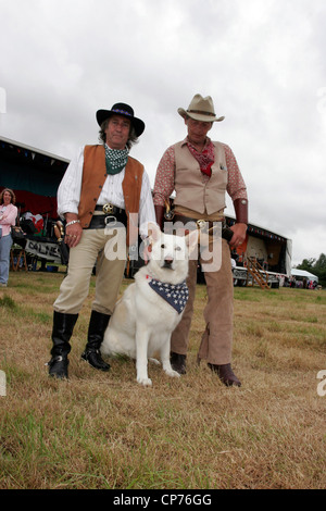 Cowboys et leurs chiens Calne Festival de Musique Country dans le Showground, Beversbrook Banque D'Images