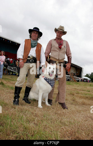 Cowboys et leurs chiens Calne Festival de Musique Country dans le Showground, Beversbrook Banque D'Images